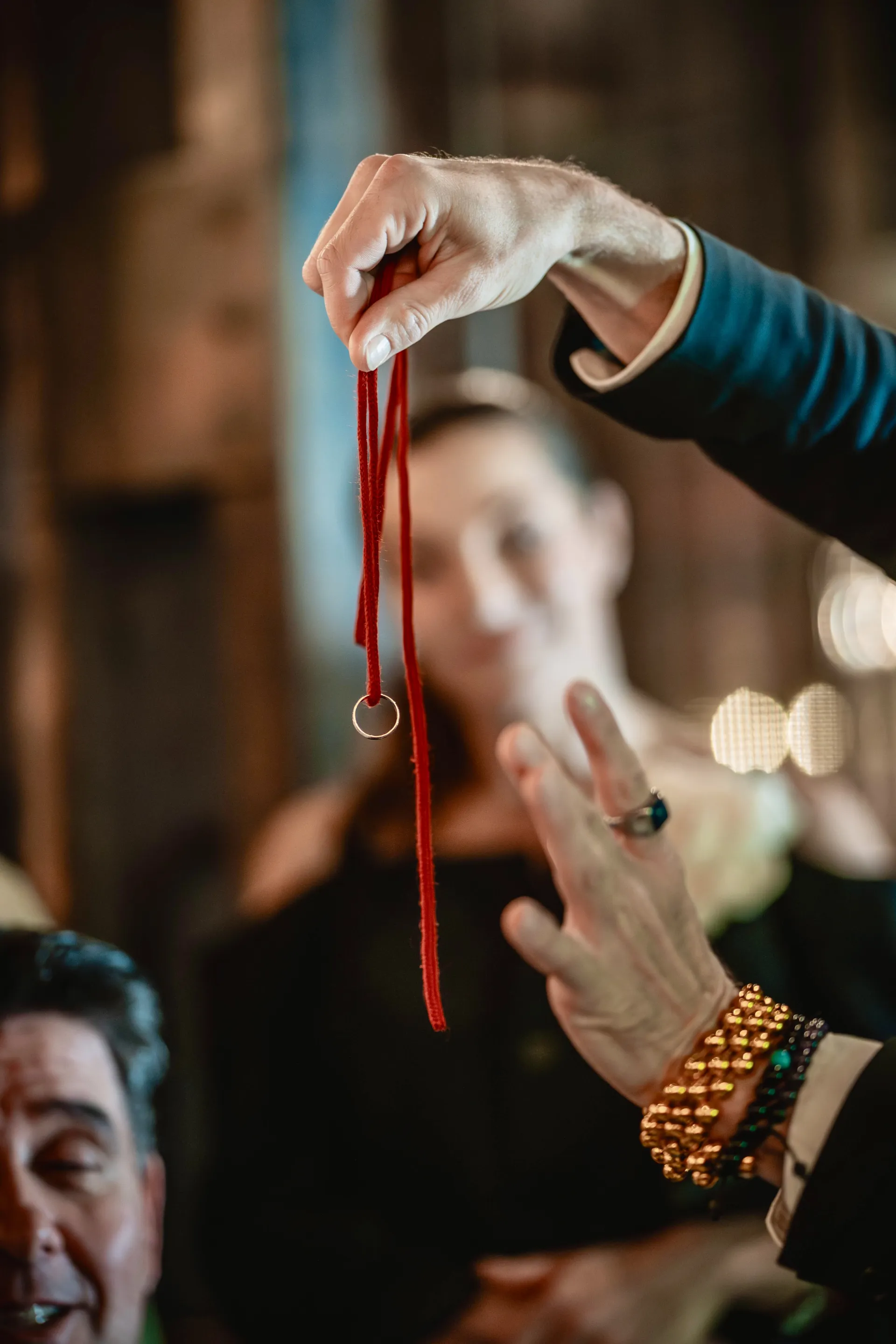 Detail mikromagie s prstýnkem